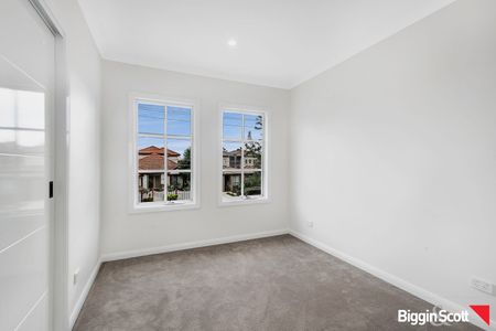 EXECUTIVE LIVING! - Photo 2