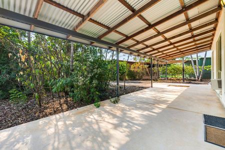 FAMILY LIVING WITH LARGE YARD - Photo 3