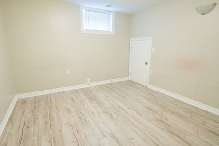 ** SPACIOUS ** 1 BEDROOM LOWER UNIT IN ST CATHARINES!! - Photo 5