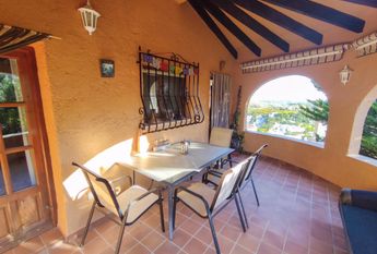 Villa for rent with sea views and private pool steps away from Lady Elizabeth School.