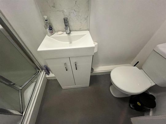 1 bedroom in a house share to rent - Photo 1