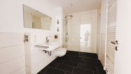 Hoch hinaus in der chicen Stadtwohnung mit sonniger Dachterrasse und Einbauküche! - Photo 4