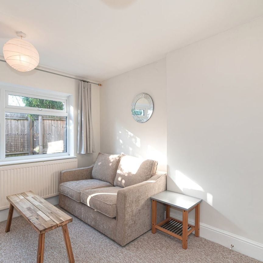 Studio Flat, Grasmere Avenue, SW19 - Photo 1