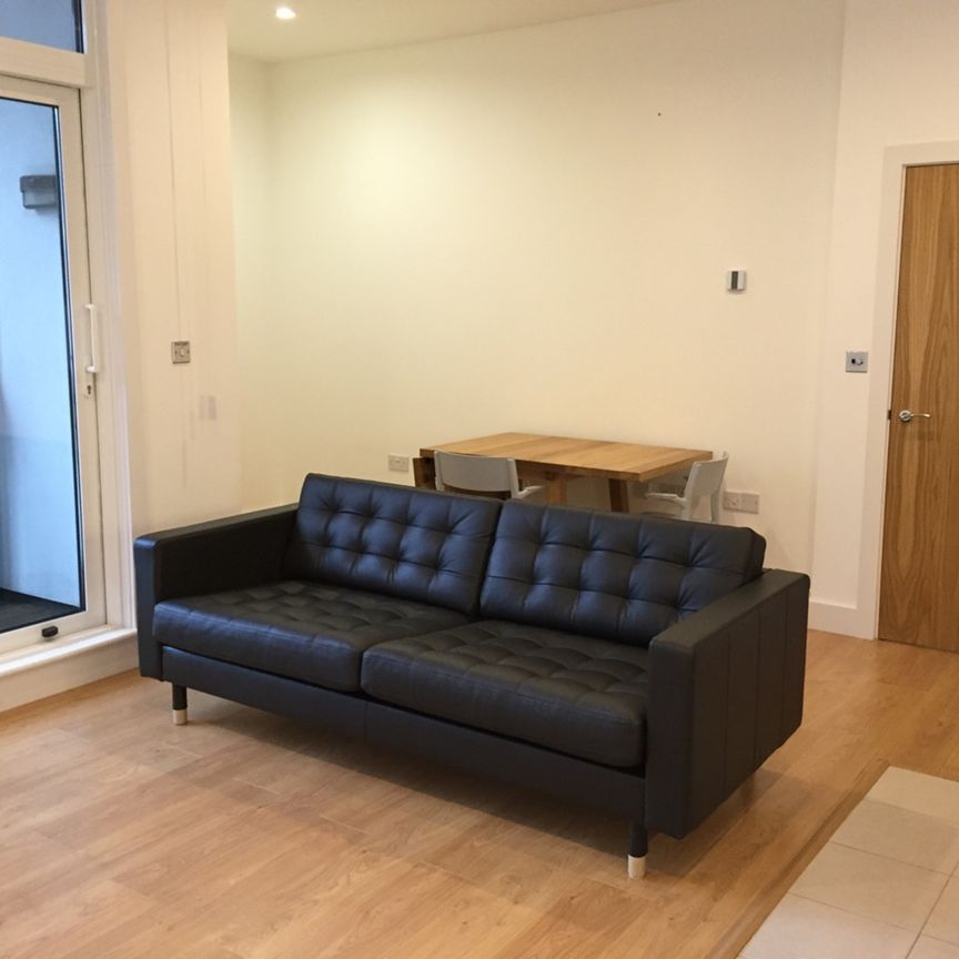 1 Bed Flat, Wandsworth Road, SW8 - Photo 1