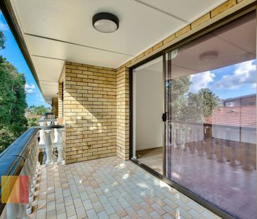 RENOVATED 2 BEDROOM UNIT WITH COURTYARD ! - Photo 4