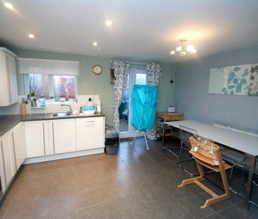 4 bedroom townhouse to rent - Photo 3