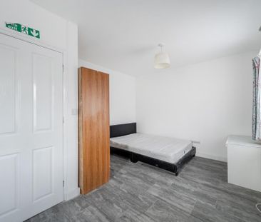 4 bedroom end of terrace house to rent - Photo 6