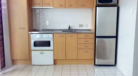 Sunny north facing apartment whiteware & water inc - Photo 2