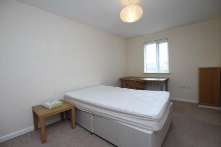 6 bedroom end of terrace house to rent - Photo 2