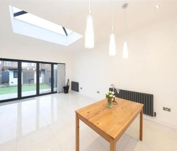 4 bedroom end of terrace house to rent - Photo 3