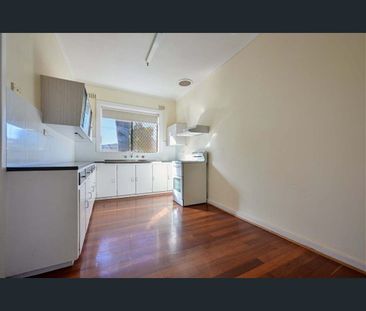 Comfortable Family Home with Spacious Backyard and Modern Features ... - Photo 6