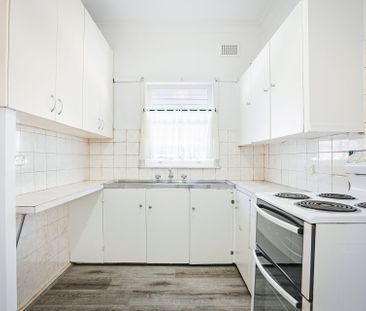 Freshly painted & featuring brand new flooring! - Photo 4