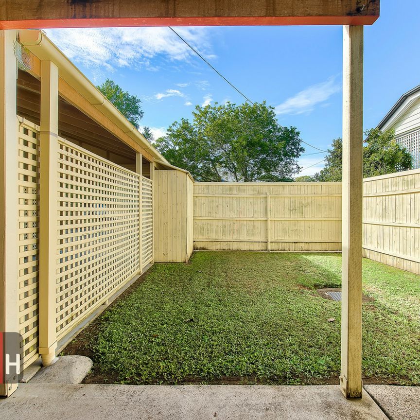 AIR CONDITIONED TWO BEDROOM TOWNHOUSE WITH COURTYARD - Photo 1