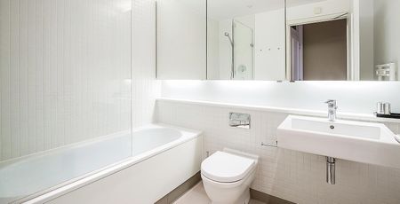 Spacious duplex apartment with a superb specification in a landmark development. - Photo 5