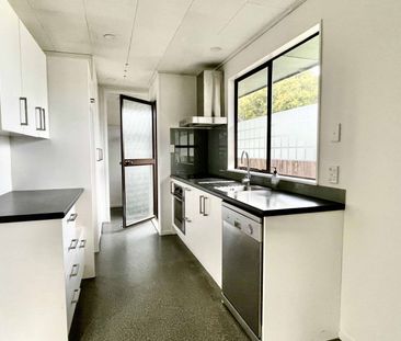 Spacious 3 bedrooms with 1 Bathroom, pet friendly - Photo 3