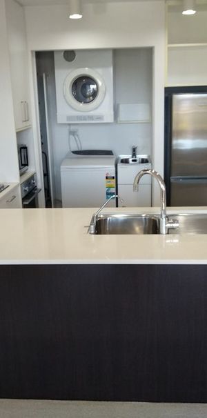 Charming Two-Bedroom Apartment in Prime Takapuna Location - Photo 1