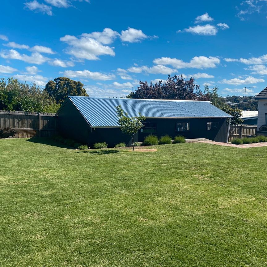 THREE BEDROOM FAMILY HOME - GARDENER INCLUDED - Photo 1