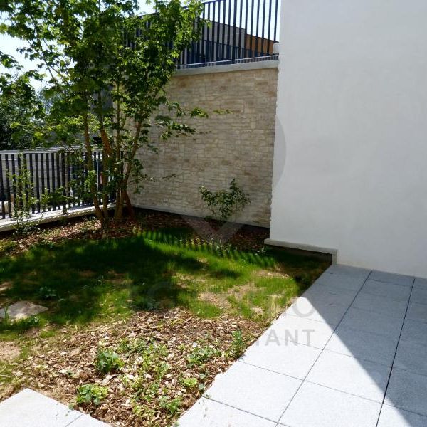 Location / Studio - Photo 1