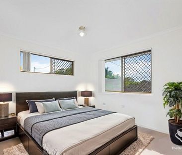 Moderna and comfortable 3 Bedroom gardening included - Photo 3