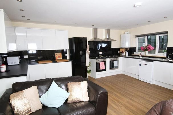 5 bedroom apartment to rent - Photo 1