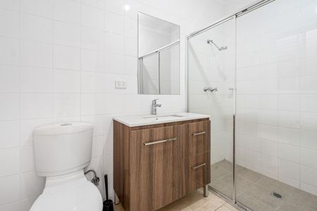 Contemporary & Convenient, Private One Bedroom Flat - Photo 2