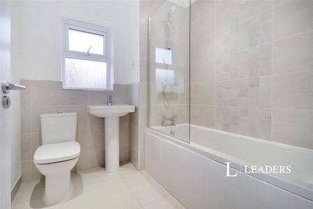 4 bedroom detached house to rent - Photo 4