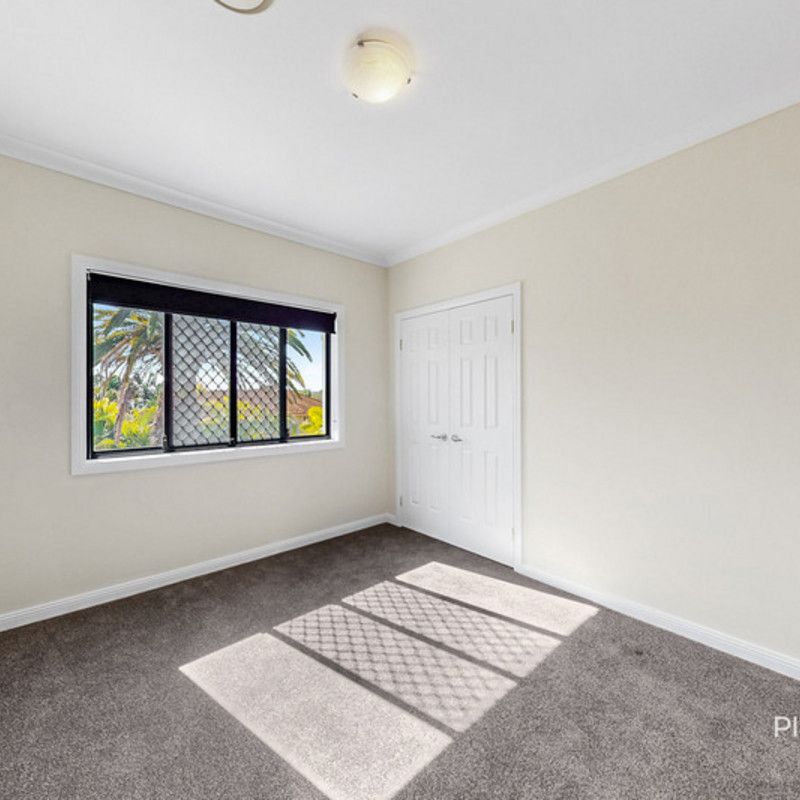 Spacious Family Home with Multiple Living Areas & Expansive Outdoor Entertaining - Photo 1