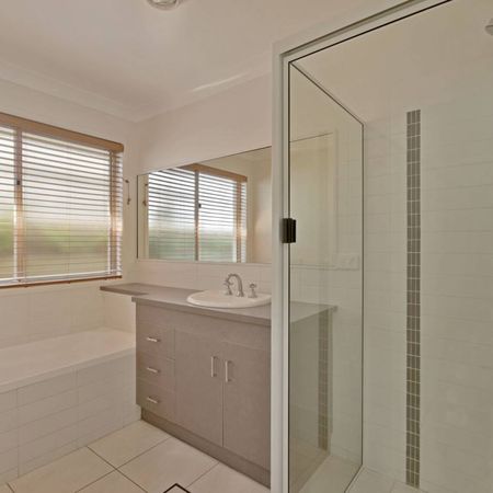 IMMACULATE THREE-BEDROOM HOME - Photo 4