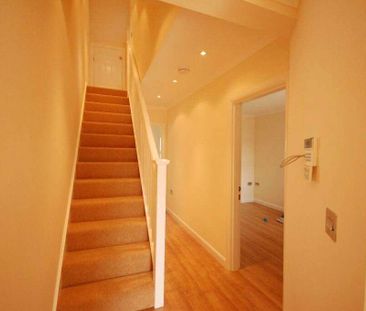 Over two floors, is this 2 bedroom apartment to rent in Reading. - Photo 6