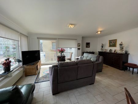 Ruim zonnig appartement met drie slaapkamers, twee badkamers en terras in een gebouw op de Markt. - Foto 2