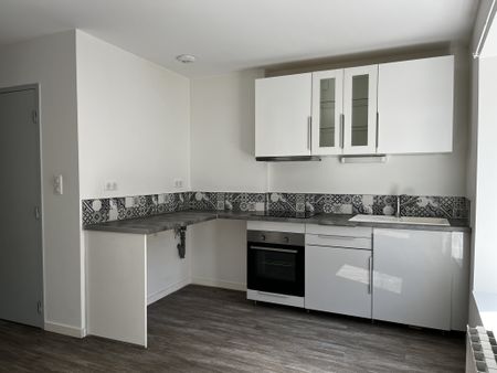 T3 AVEC BALCON ET CAVE - CENTRE PONTCHARRA S/TURDINE - Photo 3