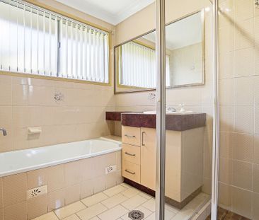 Spacious 4-Bedroom Family Home with a Spacious Sunroom & Large Outd... - Photo 4