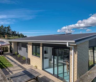 Bright and Spacious Modern Home - Photo 4
