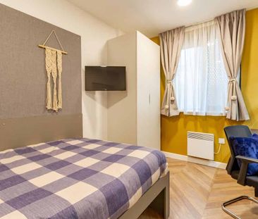 Standard - 2 Bed Flat - Photo 4