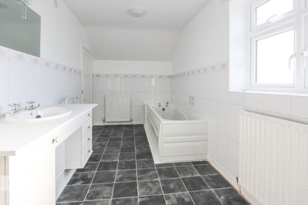 5 bedroom Detached for rent - Photo 2
