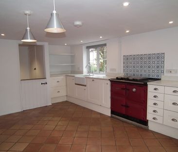 A three bedroom cottage set in an idyllic village location between ... - Photo 5