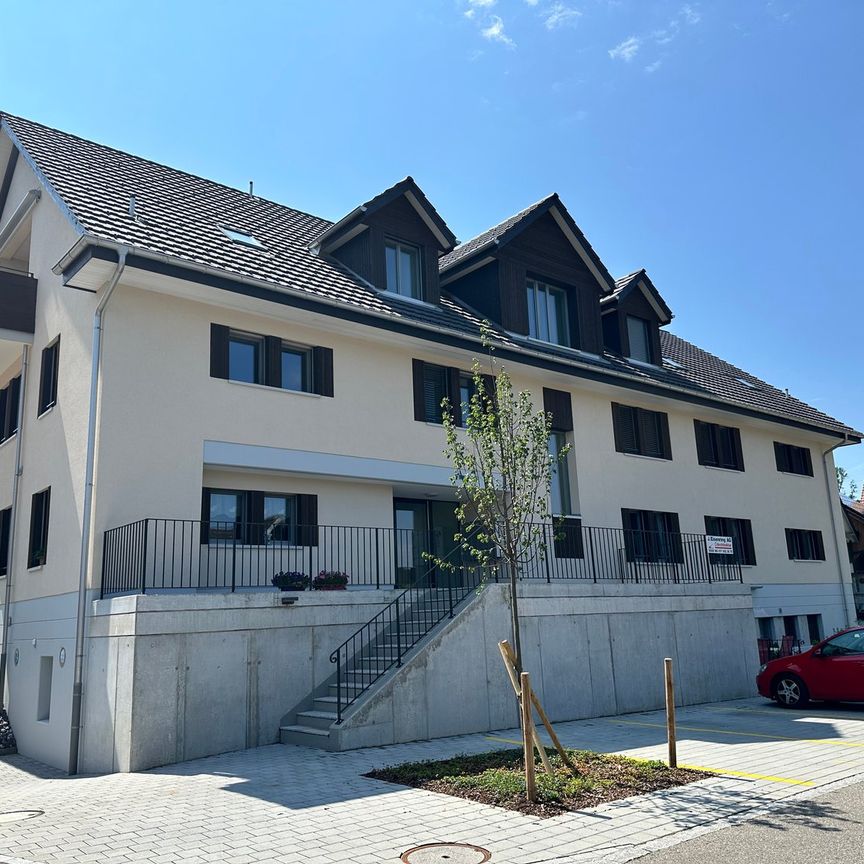 "grosse, moderne 2.5-Zimmer-Wohnung mit Lift und eigenem Waschturm" - Photo 1