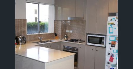 OVERSIZED SPLIT LEVEL 2 BED APARTMENT, SEPARATE STUDY NOOK. DOUBLE LOCKUP GARAGE. - Photo 3