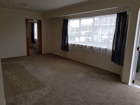 Spacious 2 bdrm house with a single secure garage - Photo 2