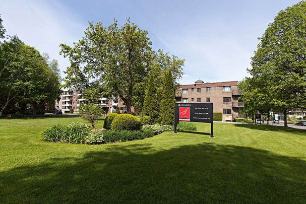 5600 Avenue Decelles, Montréal, QC - Photo 1