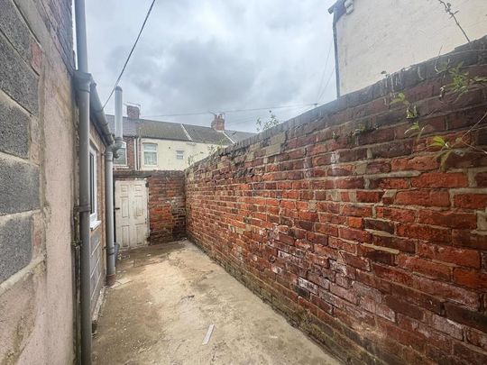 1 bedroom in a house share to rent - Photo 1