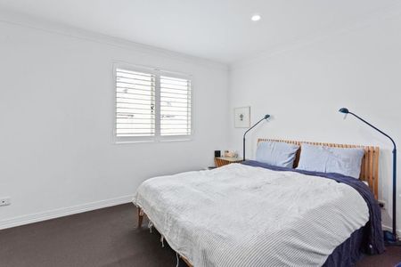 Bright and Spacious Townhouse with Private Courtyard & Double Garage - Photo 5