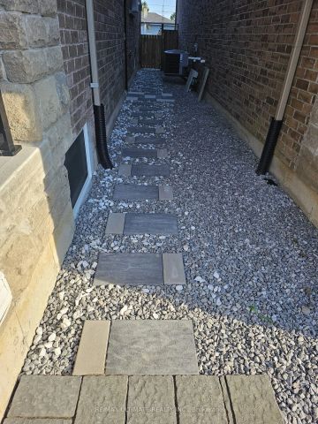 Detached Home For Lease | N9244720 - Photo 5