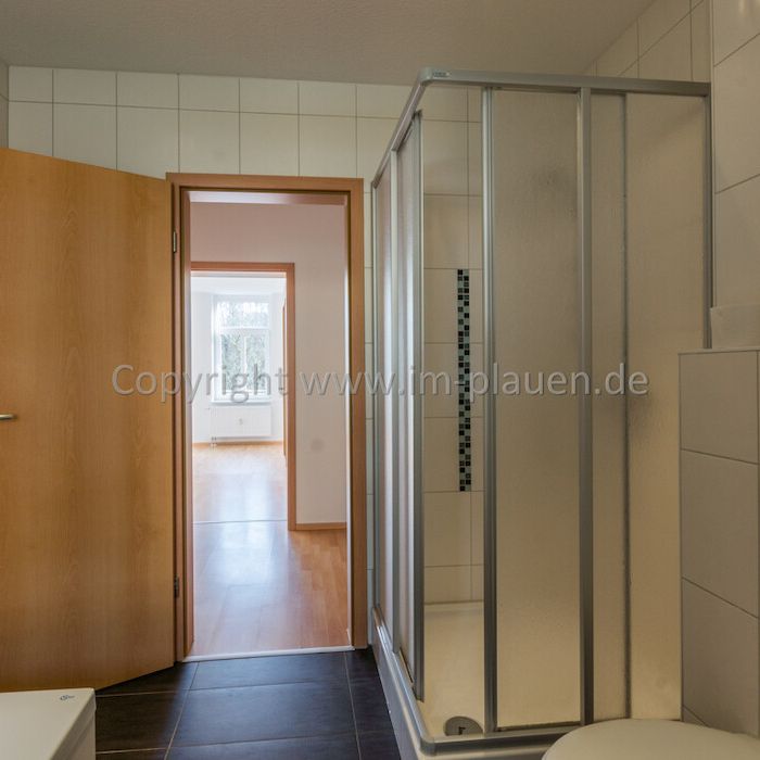 2 Zimmerwohnung in Plauen / Syratal - großzügiger Balkon - modernes Bad mit Badewanne und Dusche - Foto 1