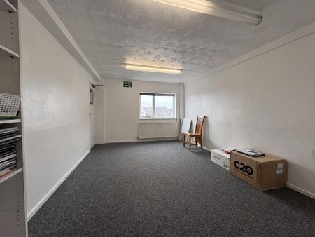 Mixed use to rent - Photo 2