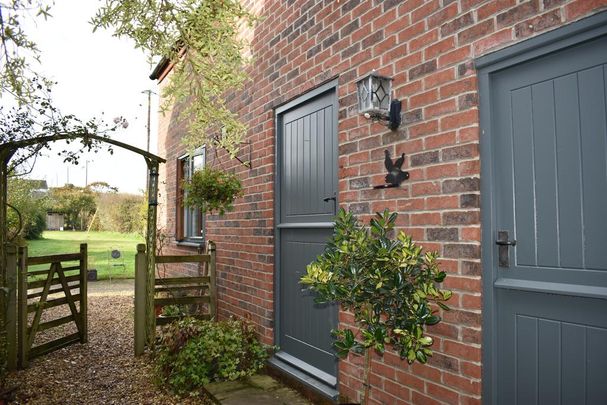 2 bedroom barn conversion to rent - Photo 1
