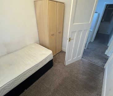 3 bedroom flat to rent - Photo 4