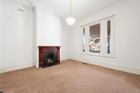 Beautiful balance of classical and contemporary - Photo 2