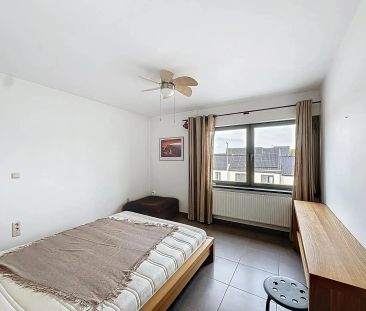 Ruim appartement met 2 slaapkamers, terras en overdekte staanplaats. - Foto 4
