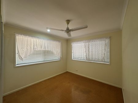 Lowset, Air Conditioned & Convenient! - Photo 2